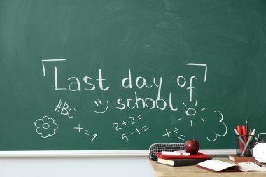 Okulun son günü karatahtaya çizim yapılmış metni sınıfta