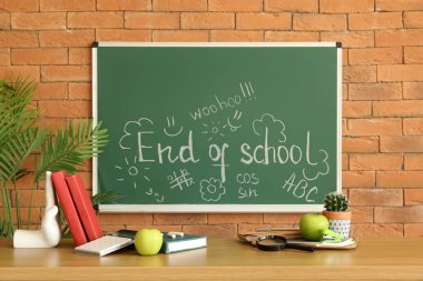 Okulun Sonu ve sınıfta çizimler içeren karatahta