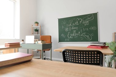 Okulun son günü yazılı karatahta ve sınıfın aydınlık duvarına çizimler