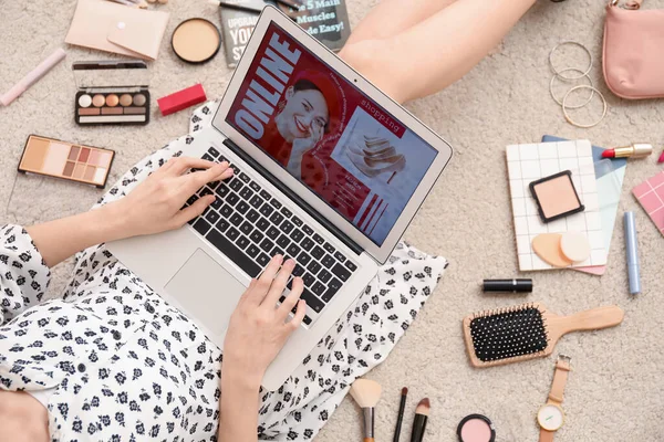 Vrouw Met Laptop Accessoires Online Winkelen Beige Tapijt Close — Stockfoto