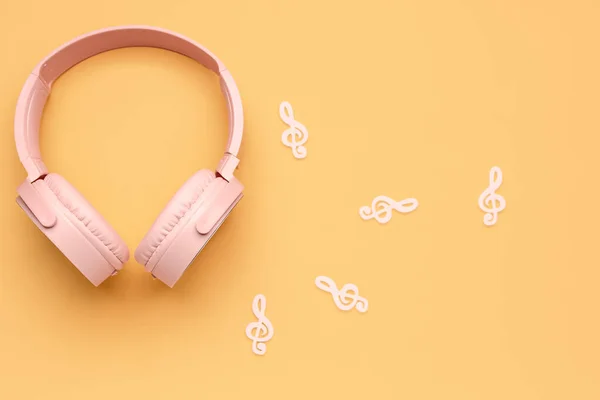 Modern Pink Headphones Music Notes Beige Background — Stock Photo, Image