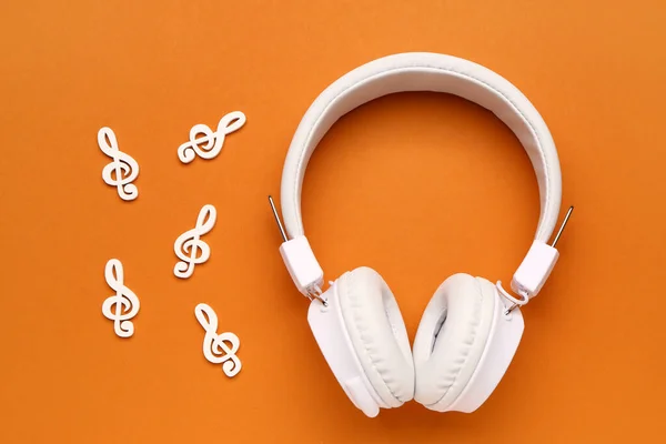 Moderne Weiße Kopfhörer Und Musiknoten Auf Orangefarbenem Hintergrund — Stockfoto