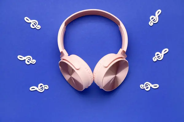 Modern Pink Headphones Music Notes Blue Background — Stock Photo, Image