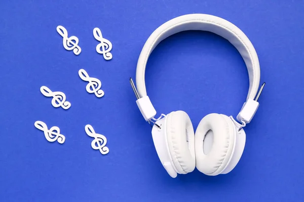 Moderne Weiße Kopfhörer Und Musiknoten Auf Blauem Hintergrund — Stockfoto