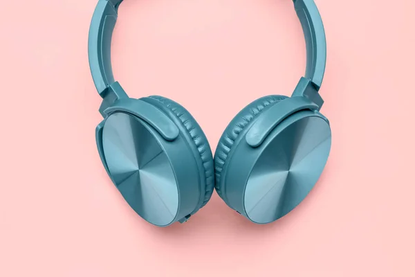 粉色背景的现代蓝色耳机 — 图库照片