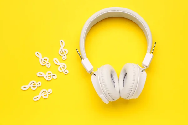 Moderne Weiße Kopfhörer Und Musiknoten Auf Gelbem Hintergrund — Stockfoto