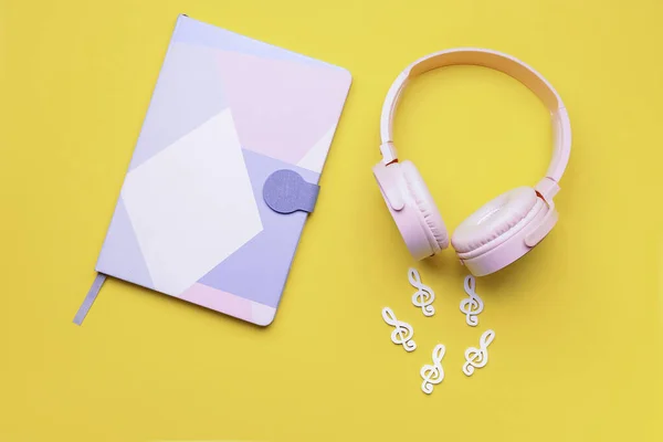 Auriculares Rosados Modernos Con Cuaderno Notas Musicales Sobre Fondo Amarillo —  Fotos de Stock