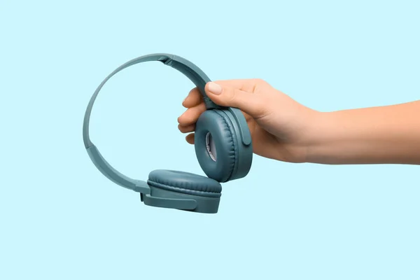 Frau Mit Modernen Kopfhörern Auf Blauem Hintergrund — Stockfoto