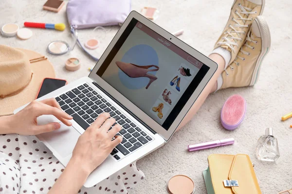 Kvinna Med Bärbar Dator Makeup Produkter Och Tillbehör Shopping Online — Stockfoto