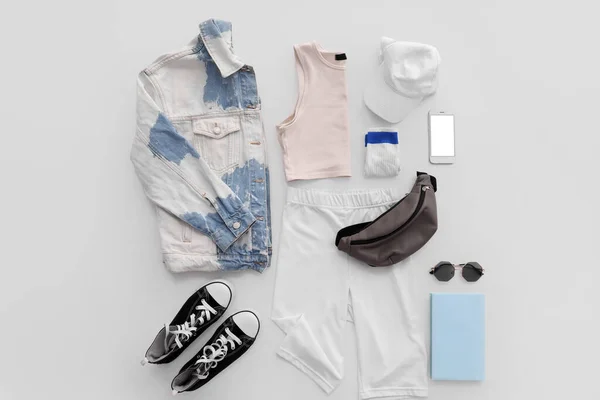 Стильний Одяг Аксесуарами Мобільним Телефоном Книгою Білому Тлі — стокове фото