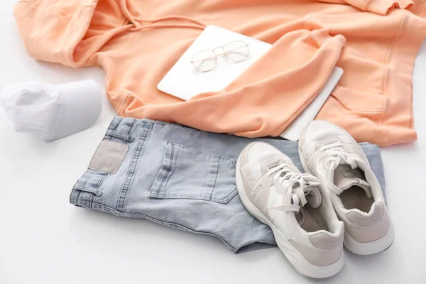 Stilvolle Kleidung Mit Accessoires Turnschuhen Und Laptop Auf Weißem Hintergrund — Stockfoto