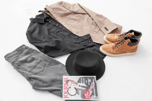 Beyaz Arka Planda Şapkalı Ayakkabılı Dergisi Olan Şık Erkek Kıyafetleri — Stok fotoğraf