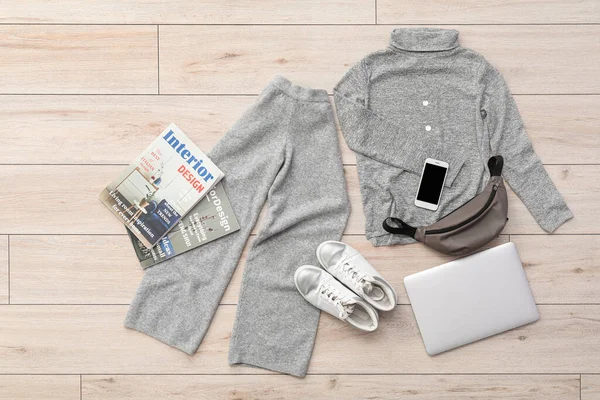 Stilvolle Kleidung Mit Accessoires Handy Laptop Und Zeitschriften Auf Hellem — Stockfoto