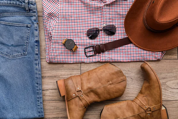 Männerkleidung Mit Cowboystiefeln Und Accessoires Auf Holzboden — Stockfoto