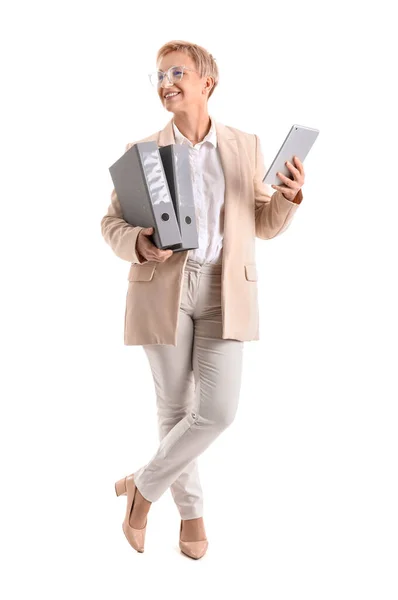 Rijpere Zakenvrouw Met Mappen Tablet Computer Witte Achtergrond — Stockfoto