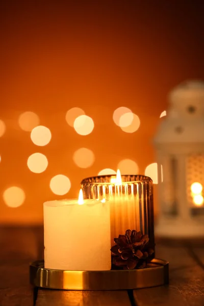 点着木制桌子上的蜡烛 挡住朦胧的灯光 — 图库照片