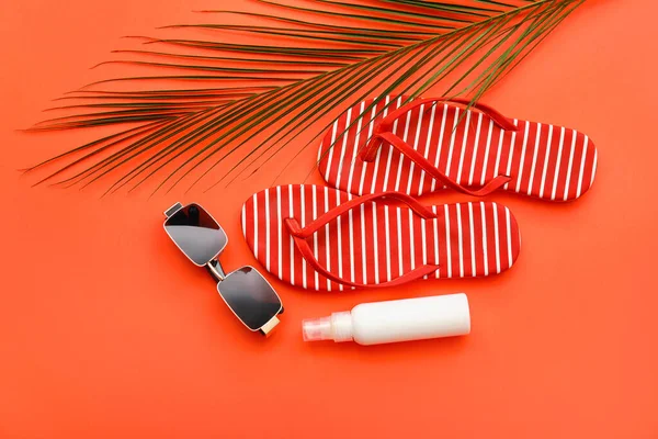 Flip Flops Sunglasses Bottle Sunscreen Palm Leaf Red Background — Stock Photo, Image