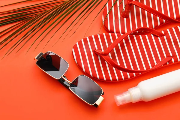 Flip Flops Sunglasses Bottle Sunscreen Palm Leaf Red Background — Stock Photo, Image