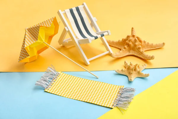 Composición Con Tumbona Miniatura Estrellas Mar Paraguas Papel Sobre Fondo —  Fotos de Stock