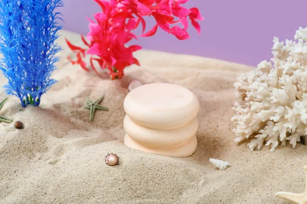 紫色背景沙滩上的装饰石膏 珊瑚和海星 — 图库照片