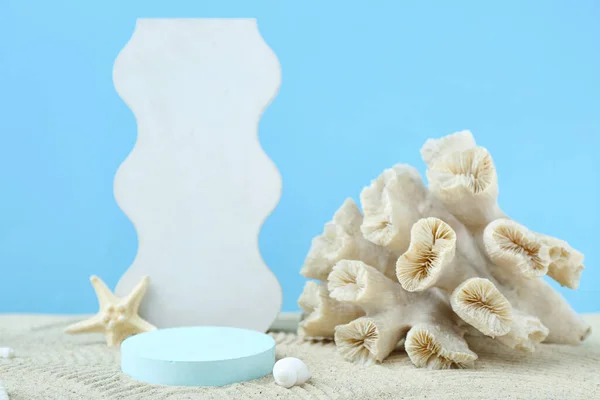 蓝底沙滩上的装饰石膏 海星和贝壳 — 图库照片