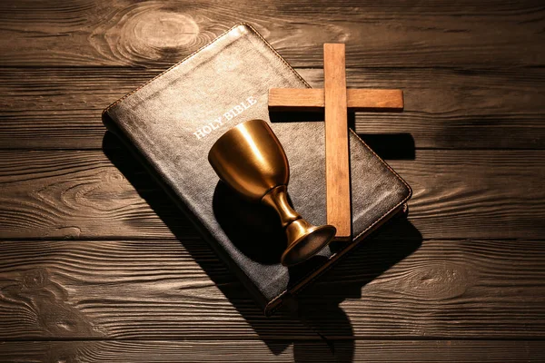 Heilige Bibel Mit Kreuz Und Weinbecher Auf Dunklem Holzgrund — Stockfoto