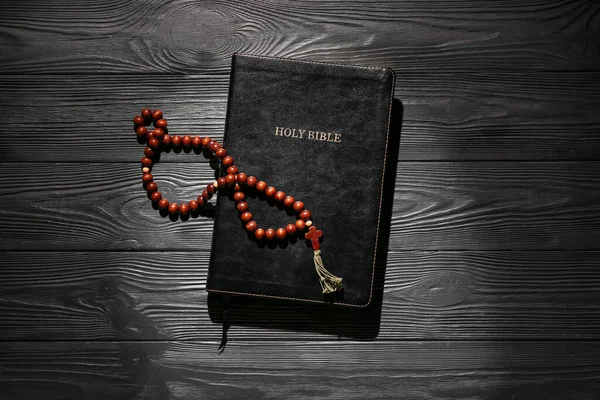Bíblia Sagrada Com Contas Oração Fundo Madeira Preta — Fotografia de Stock