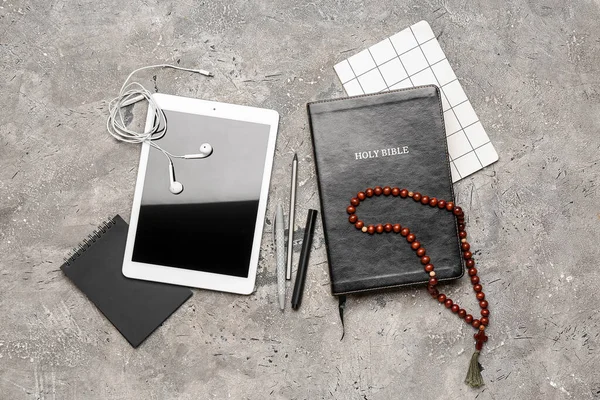Bible Svatá Modlitebními Perlemi Notebooky Tabletovým Počítačem Pozadí Grunge — Stock fotografie