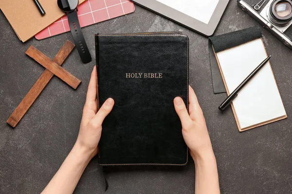 Mujer Con Sagrada Biblia Cruz Cuadernos Dispositivos Sobre Fondo Oscuro — Foto de Stock