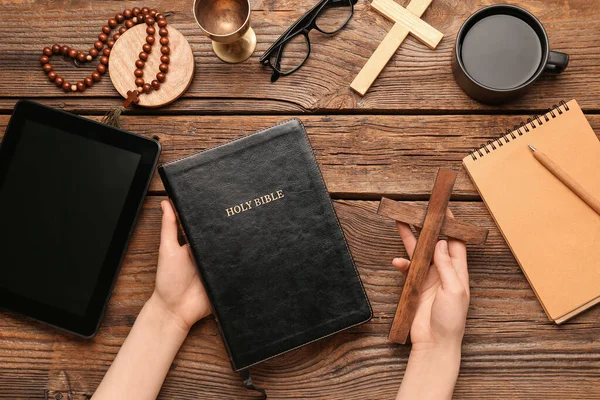 Mulher Com Bíblia Sagrada Cruz Fundo Madeira — Fotografia de Stock