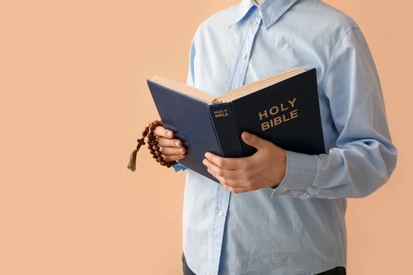 Γυναίκα Διαβάζει Αγία Γραφή Μπεζ Φόντο Closeup — Φωτογραφία Αρχείου