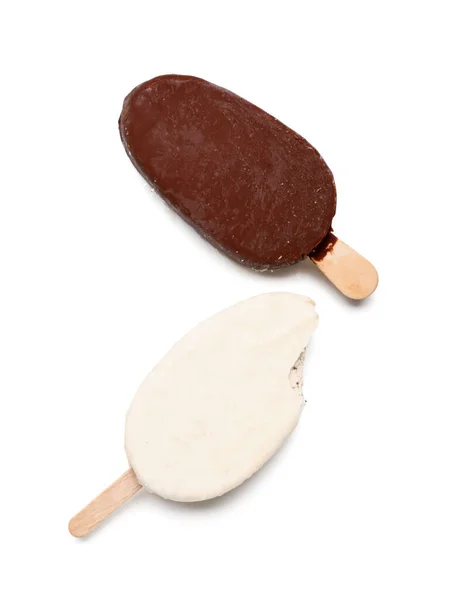 Chocolate Saboroso Coberto Sorvete Isolado Fundo Branco — Fotografia de Stock