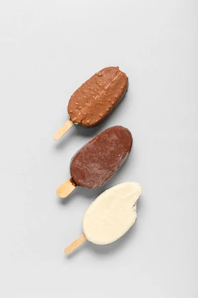 Différents Chocolat Recouvert Crème Glacée Sur Fond Clair — Photo