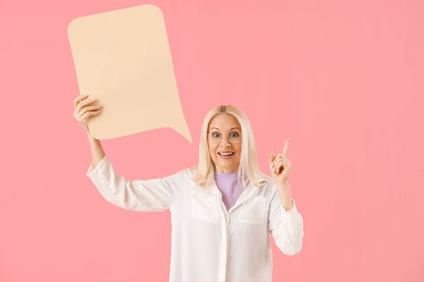 Mature Woman Blank Speech Bubble Pointing Something Pink Background — Stock Photo, Image
