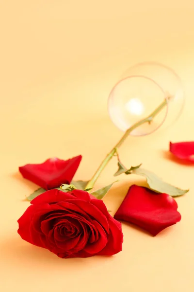 Bicchiere Con Bella Rosa Rossa Petali Sfondo Arancione — Foto Stock