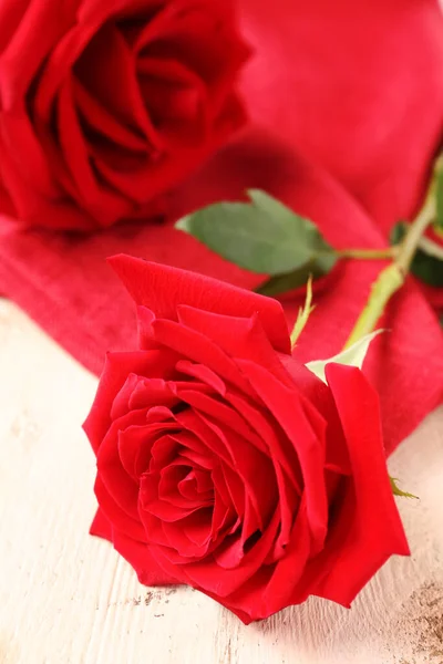 Schöne Rote Rosen Auf Hellem Holzhintergrund — Stockfoto