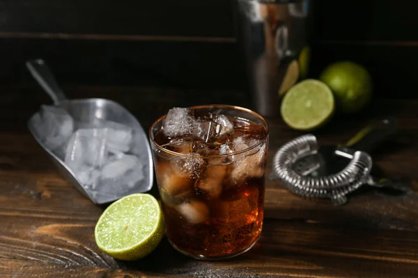 Glas Välsmakande Kuba Libre Cocktail Mörkt Trä Bakgrund — Stockfoto