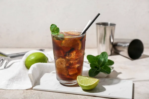 Glas Smakelijke Cuba Libre Cocktail Lichte Achtergrond — Stockfoto