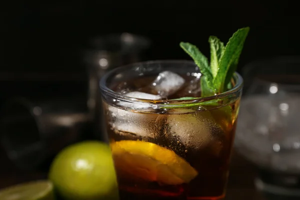 Copo Saboroso Cuba Libre Cocktail Fundo Escuro Close — Fotografia de Stock