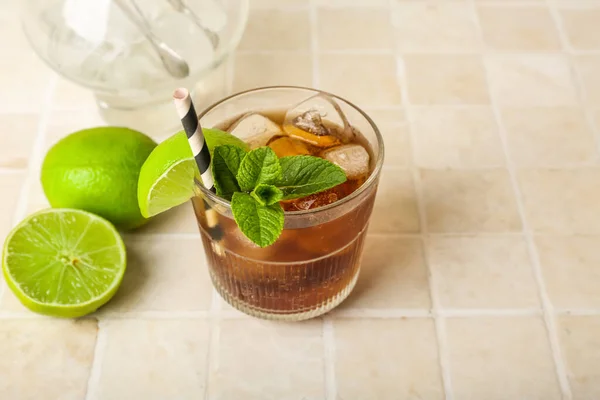 Glas Välsmakande Kuba Libre Cocktail Ljus Kakel Bakgrund — Stockfoto