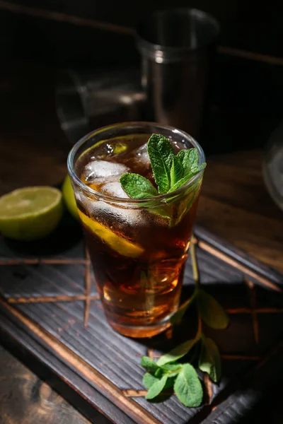 Bicchiere Gustoso Cocktail Cuba Libre Sfondo Legno Scuro — Foto Stock
