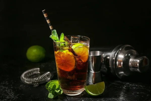 Glas Smakelijke Cuba Libre Cocktail Donkere Achtergrond — Stockfoto
