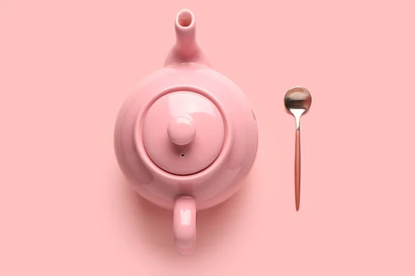 粉色背景的精美陶瓷茶壶 — 图库照片