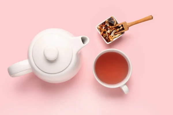 Keramische Teekanne Mit Tasse Tee Auf Rosa Hintergrund — Stockfoto