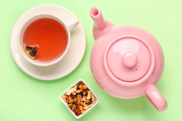 Keramische Teekanne Mit Tasse Früchtetee Auf Grünem Hintergrund — Stockfoto