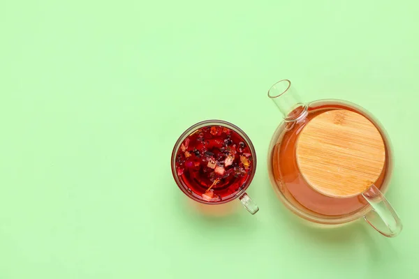 Transparente Teekanne Mit Tasse Früchtetee Auf Grünem Hintergrund — Stockfoto