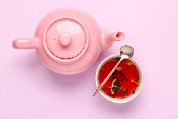 Keramische Teekanne Mit Tasse Früchtetee Auf Fliederfarbenem Hintergrund — Stockfoto