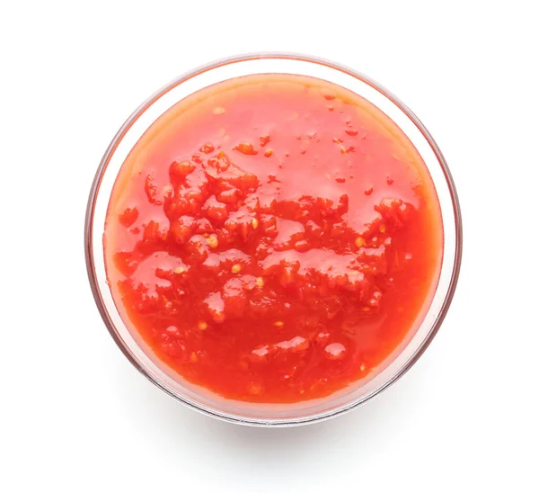 白い背景においしいトマトソースのボウル — ストック写真