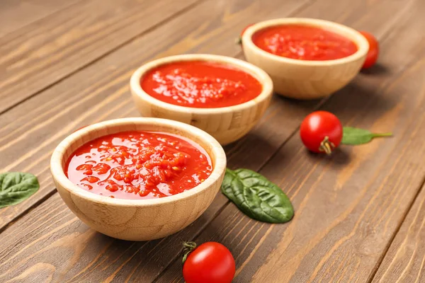 Skålar Med God Tomatsås Och Färska Grönsaker Trä Bakgrund — Stockfoto