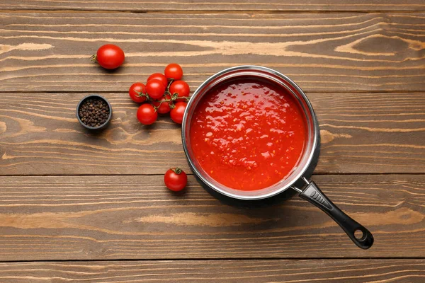 Saucepan Smacznym Sosem Pomidorowym Świeżymi Warzywami Drewnianym Tle — Zdjęcie stockowe